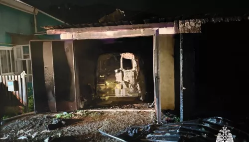В Горно-Алтайске вспыхнули гараж с автомобилем внутри и дровяник