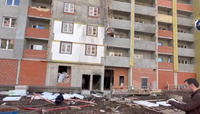 Люлька с двумя строителями рухнула с высоты шестого этажа в Уфе. Видео
