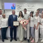 Председатель АКЗС вручил награду врачу из Барнаула, которая спасла женщину в самолете