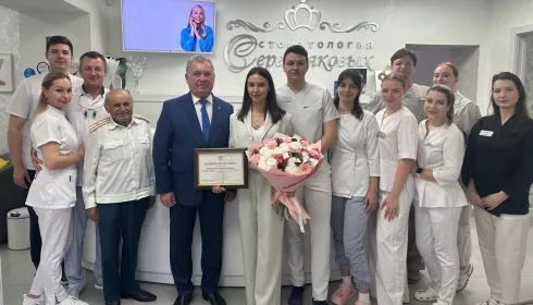 Председатель АКЗС вручил награду врачу из Барнаула, которая спасла женщину в самолете