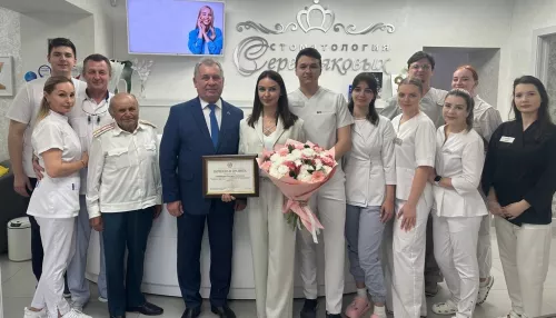 Председатель АКЗС вручил награду врачу из Барнаула, которая спасла женщину в самолете