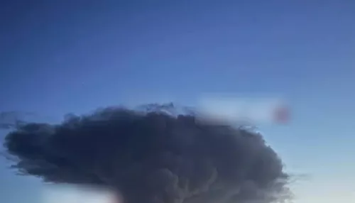 Киев накрыло грибовидным облаком после мощной атаки российских войск. Фото