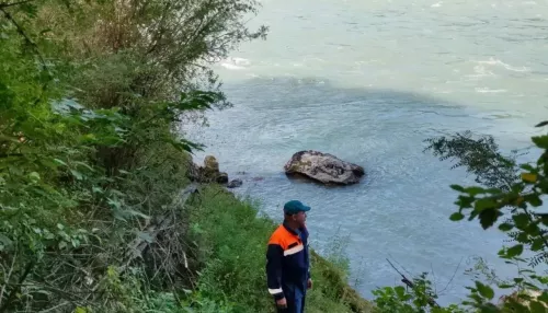 В Республике Алтай продолжают искать мужчин, пропавших на реке Катуни