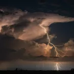 Страшно красиво: фотограф заснял грозу в летнюю ночь в Алтайском крае