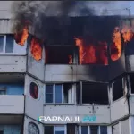 Квартиры загорелись в многоэтажке в центре Барнаула. Фото