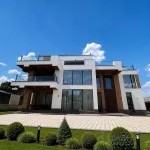 Умный дом с панорамными окнами продают за 39,5 млн рублей в Республике Алтай. Фото