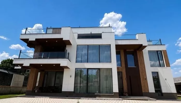 Умный дом с панорамными окнами продают за 39,5 млн рублей в Республике Алтай. Фото