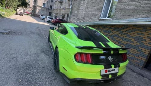 Собирающий взгляды Ford Mustang в кислотной пленке продают в Барнауле. Фото