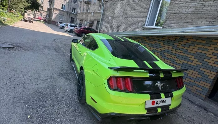 Собирающий взгляды Ford Mustang в кислотной пленке продают в Барнауле. Фото
