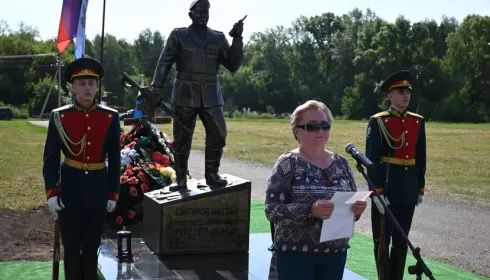 Памятник трижды кавалеру ордена Мужества Александру Шипунову открыли в Барнауле
