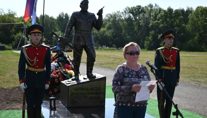 Памятник трижды кавалеру ордена Мужества Александру Шипунову открыли в Барнауле