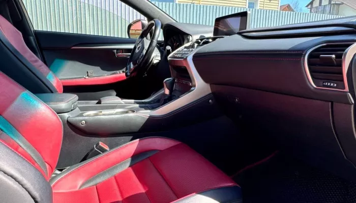 Легкий и послушный: премиальный Lexus c турбомотором продают в Горном Алтае. Фото