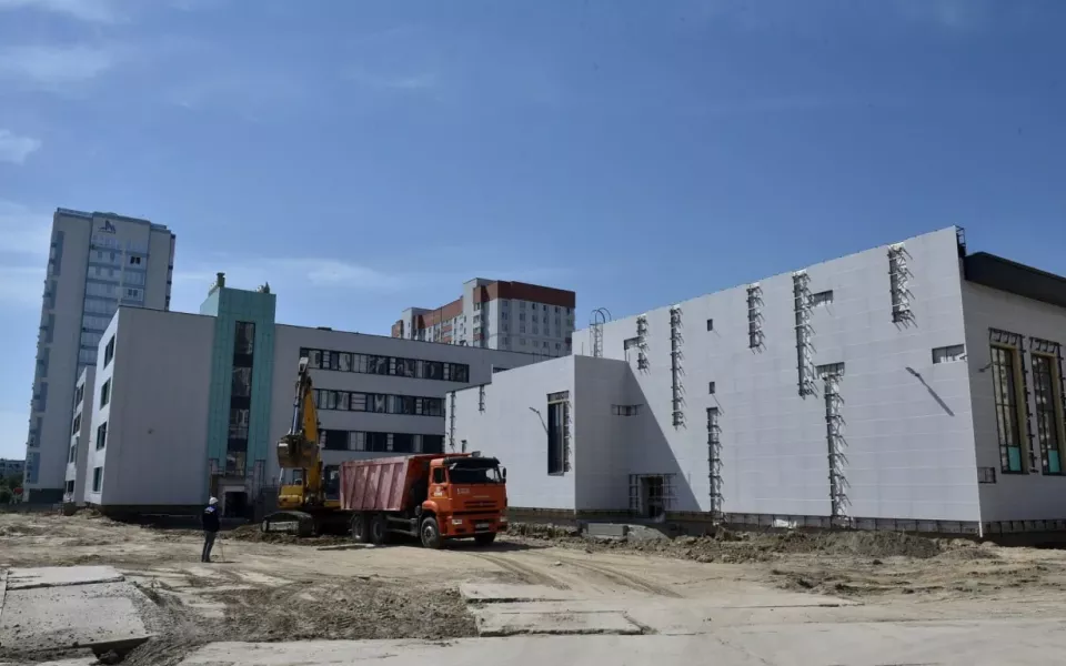 Строительство и капремонт школ продолжаются в Индустриальном районе Барнаула. Фото