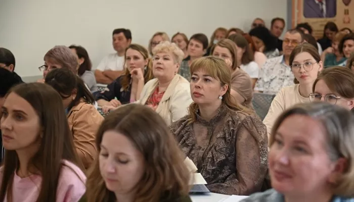 Алтайских учителей готовят к новым учебникам по обществознанию