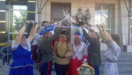 В алтайском ЗАГСе сыграли традиционную казачью свадьбу