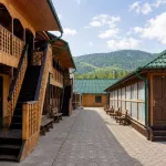 Кедровый отель в окружении гор продают в Республике Алтай за 130 млн рублей. Фото