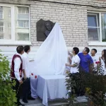 Памятную доску выдающемуся алтайскому поэту открыли в Горно-Алтайске