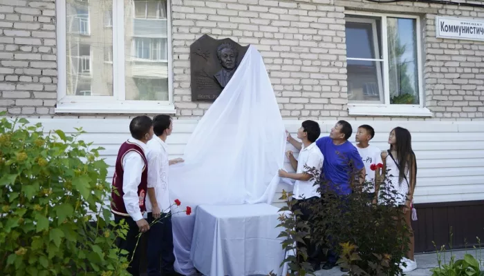 Памятную доску выдающемуся алтайскому поэту открыли в Горно-Алтайске