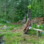 Отшельницу Агафью Лыкову охраняют волонтеры из-за нападений медведей