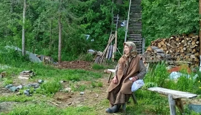 Отшельницу Агафью Лыкову охраняют волонтеры из-за нападений медведей