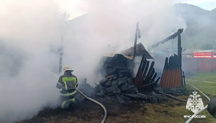 Огонь уничтожил баню и хозпостройки в селе Республики Алтай