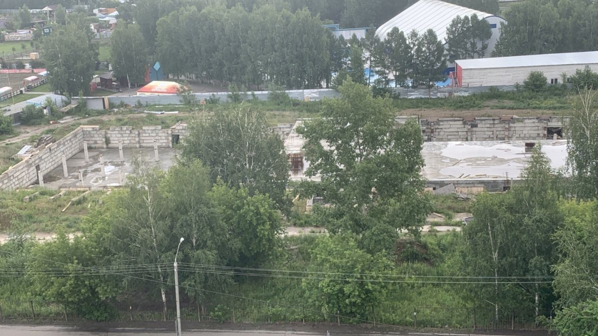 Спортивный недострой по ул. Ленинградская, 7 в Барнауле