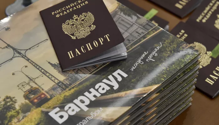 Вячеслав Франк вручил первые паспорта 14-летним барнаульцам. Фото
