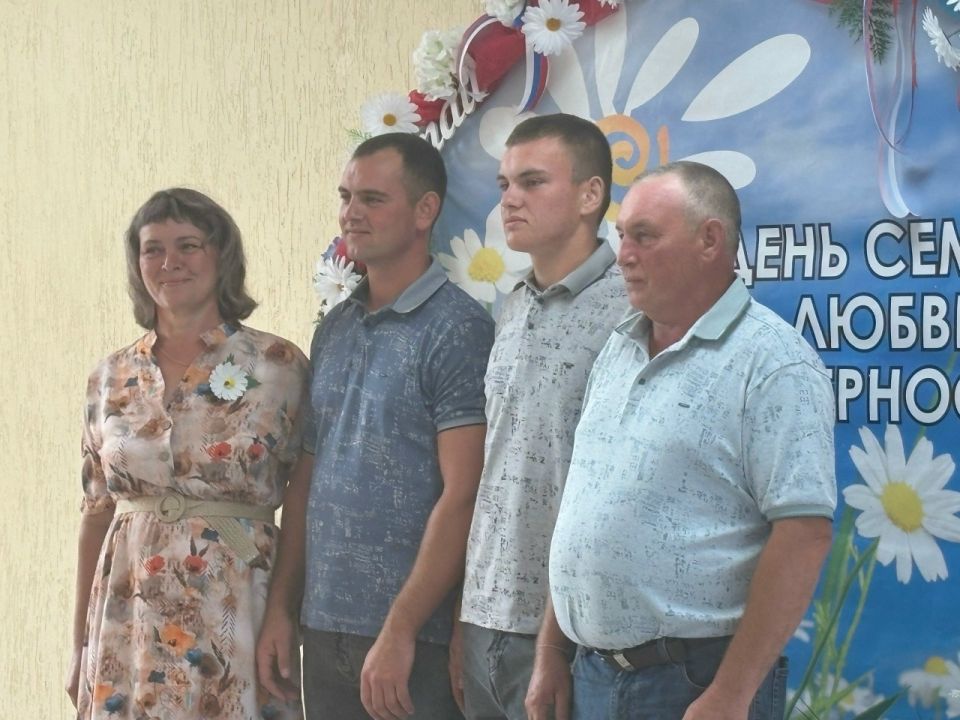 32 семьи Алтайского края получили общественные награды – медали "За любовь и верность"