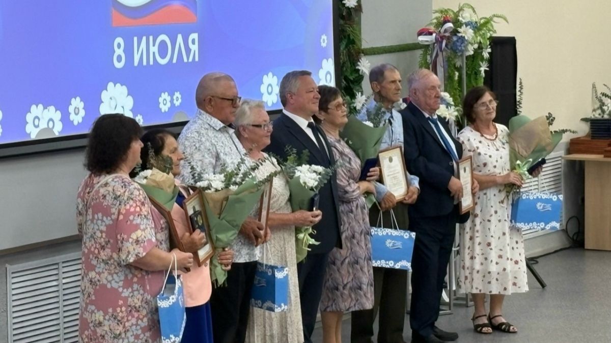 32 семьи Алтайского края получили общественные награды – медали "За любовь и верность"