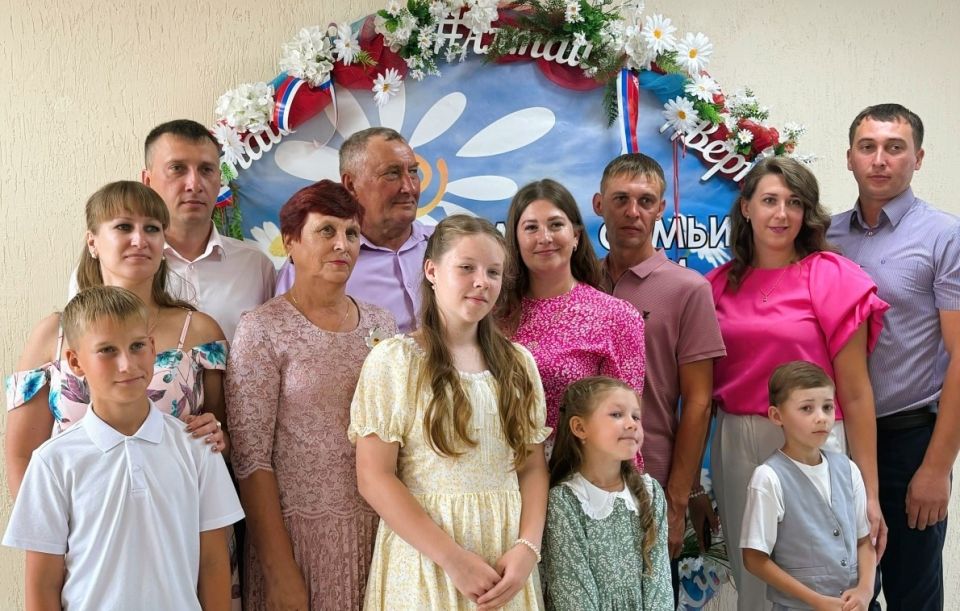32 семьи Алтайского края получили общественные награды – медали "За любовь и верность"