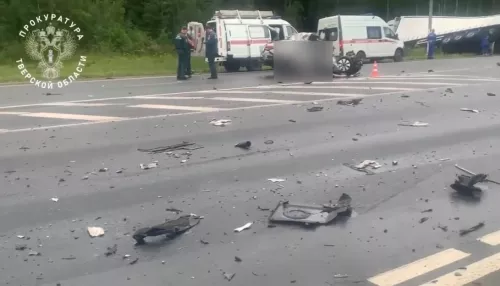 Четыре человека погибли в жестком ДТП с КамАЗом на трассе. Жуткие кадры последствий