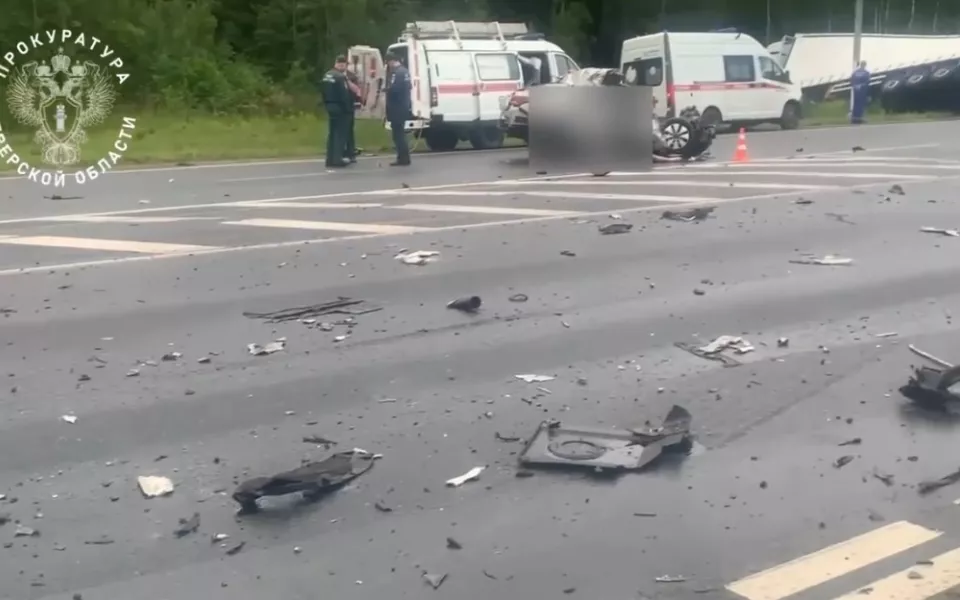 Четыре человека погибли в жестком ДТП с КамАЗом на трассе. Жуткие кадры последствий