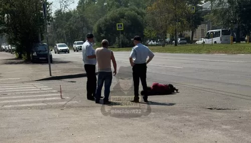 Автомобиль сбил молодого электромопедчика без прав в Барнауле