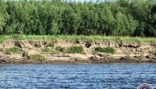 Четыре человека пропали после опрокидывания моторной лодки в Якутии