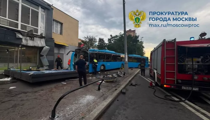 25 человек пострадали в ДТП с автобусом и Газелью, водителя зажало в кабине