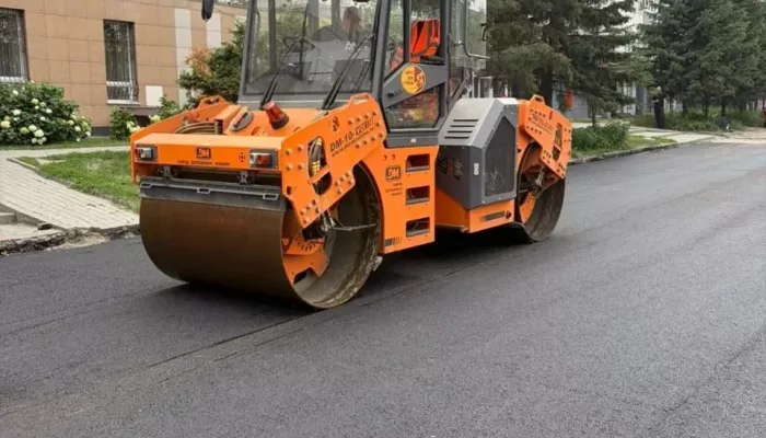 В Барнауле ремонтируют дороги и тротуары: где прошли работы