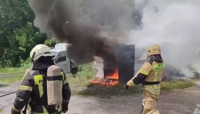 В Барнауле загорелись гаражи на улице Анатолия. Видео