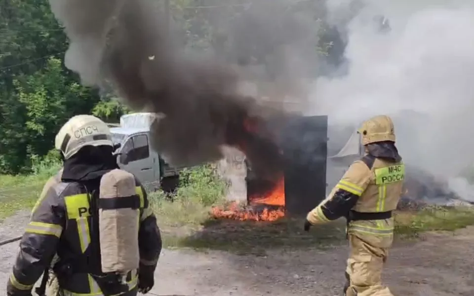 В Барнауле загорелись гаражи на улице Анатолия. Видео