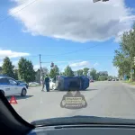 Легковушка перевернула на бок другую машину на проспекте Калинина в Барнауле. Видео