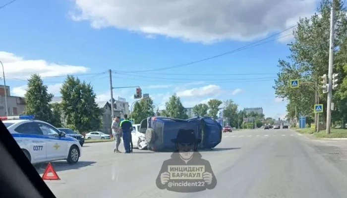 Легковушка перевернула на бок другую машину на проспекте Калинина в Барнауле. Видео