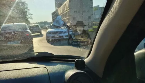 Оторвало двери и смяло крышу: Mercedes попал в жесткую аварию в Барнауле. Фото