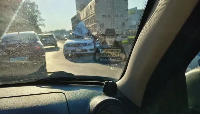 Оторвало двери и смяло крышу: Mercedes попал в жесткую аварию в Барнауле. Фото