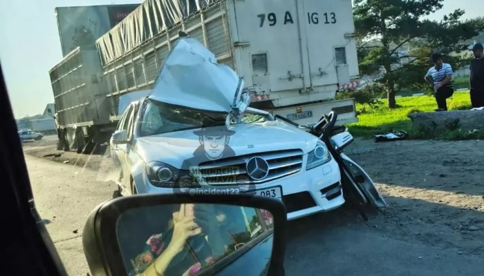 Две девушки погибли в пьяном ДТП с участием Mercedes-Benz в Барнауле