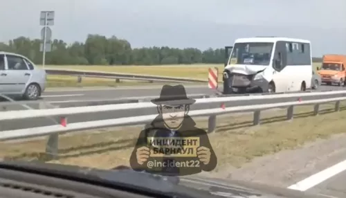 Маршрутный автобус попал в ДТП на трассе в Алтайском крае. Видео