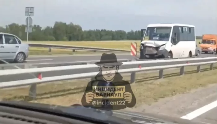 Маршрутный автобус попал в ДТП на трассе в Алтайском крае. Видео