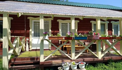 Усадьбу с двумя домами и баней у Телецкого озера продают за 36 млн рублей