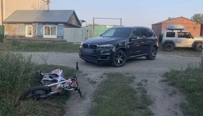 Подростки попали в больницу после ДТП с питбайком и BMW в центре Барнаула