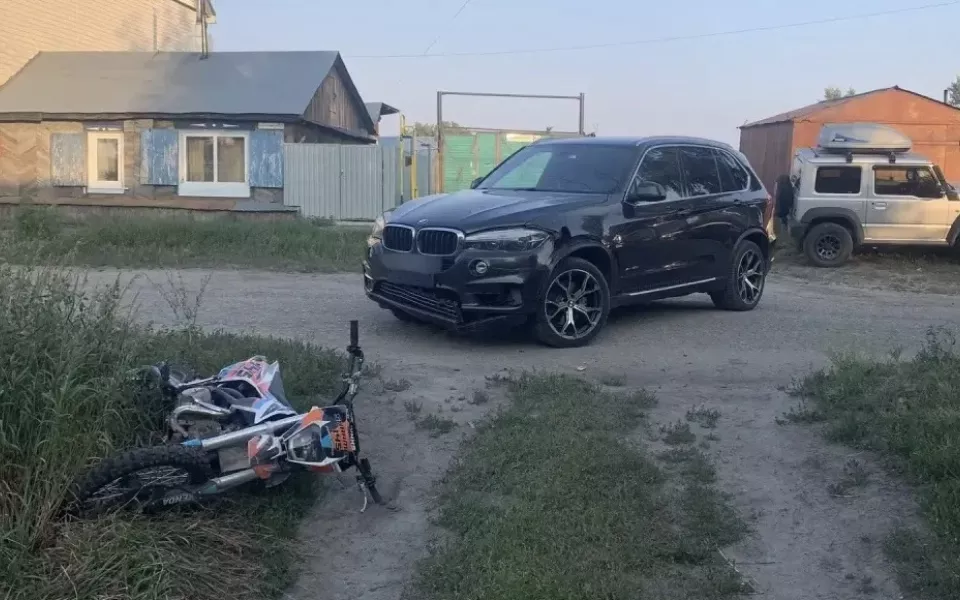 Подростки попали в больницу после ДТП с питбайком и BMW в центре Барнаула