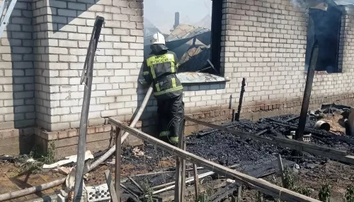 В алтайском селе огонь уничтожил дом из-за неосторожности при готовке
