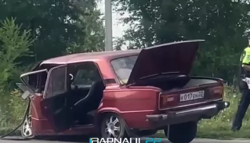 Два автомобиля Жигули попали в серьезное ДТП в барнаульском Научном Городке. Видео